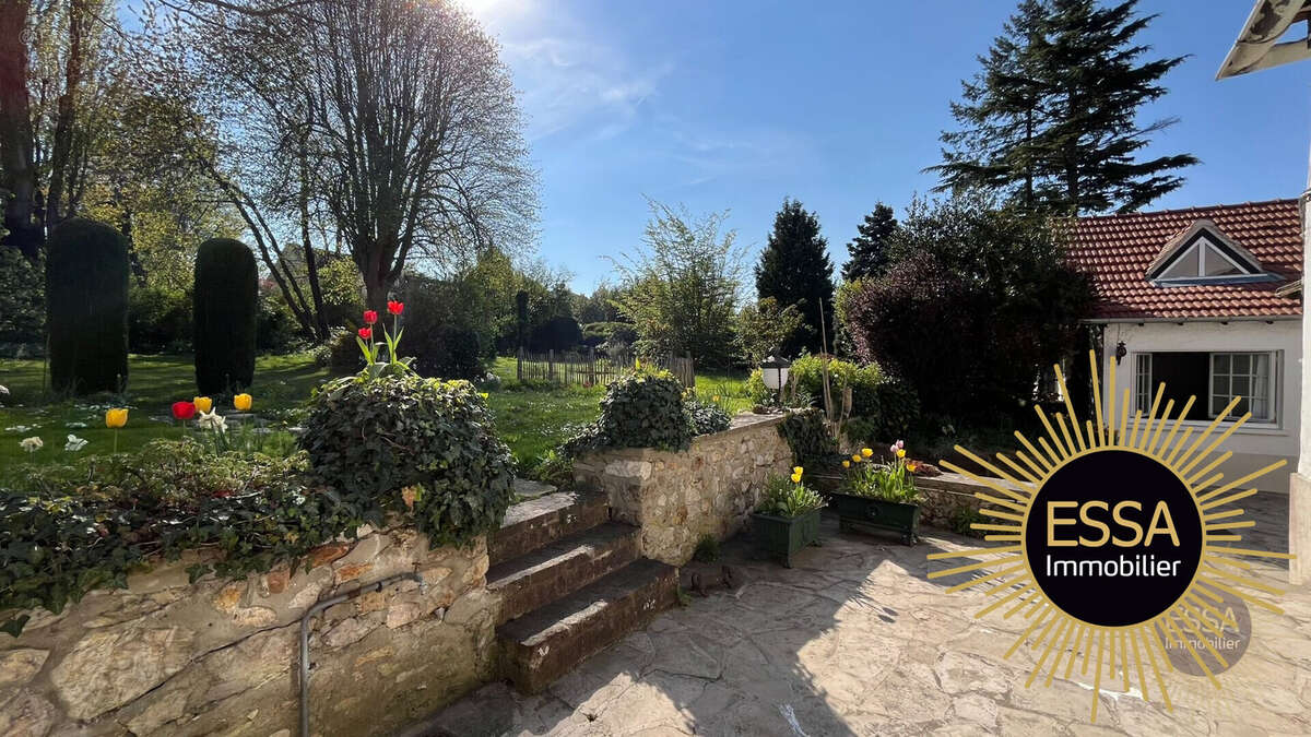 Maison à NEAUPHLE-LE-CHATEAU