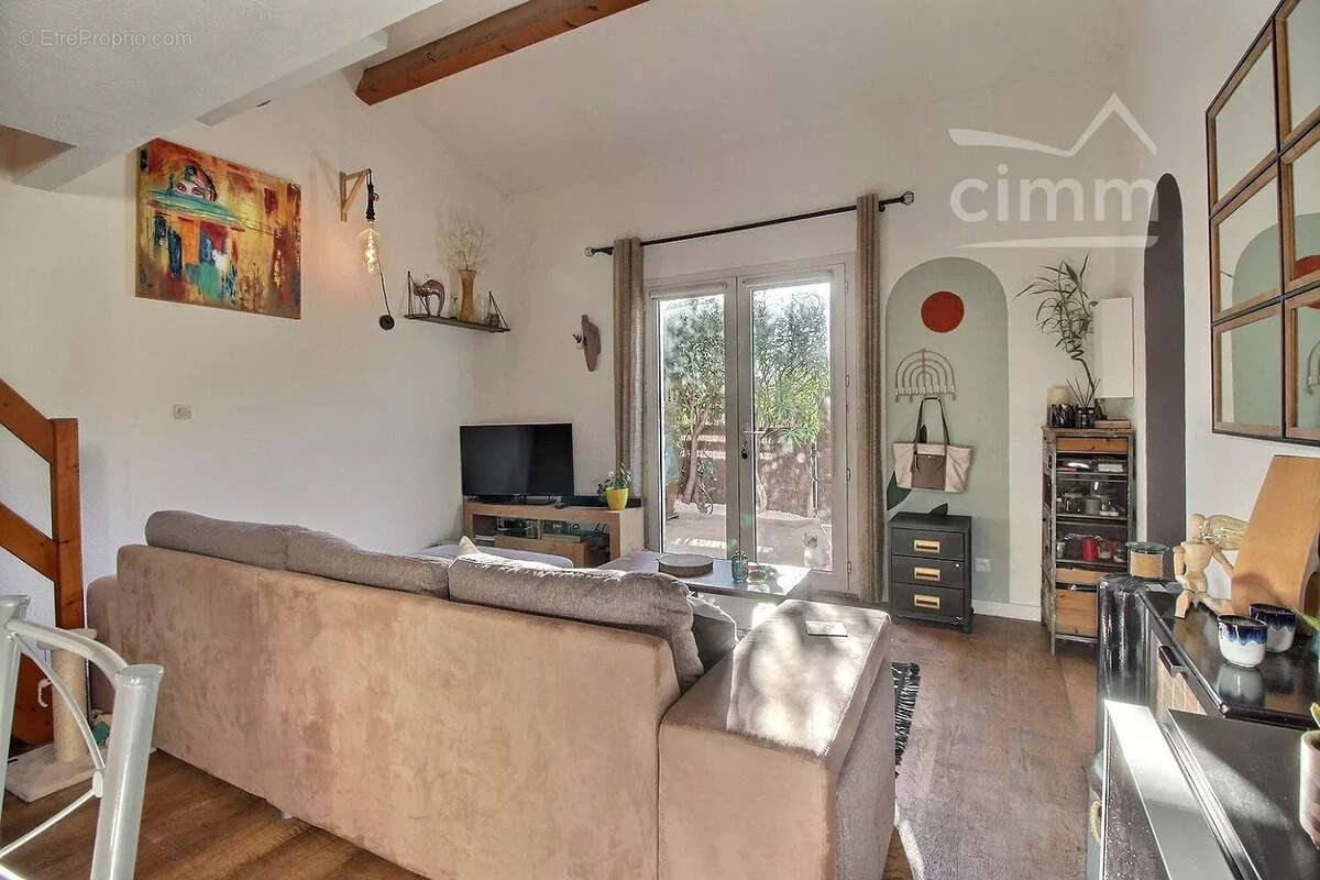 Maison à VIC-LA-GARDIOLE