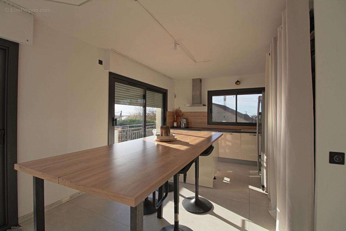 Maison à MONTHOLIER