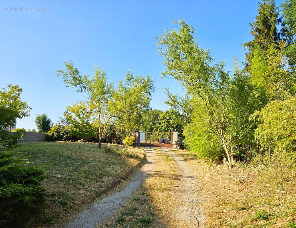 Maison rénovée avec grand jardin aménagé et garage, située dans le centre ville de Baraqueville - photo 2