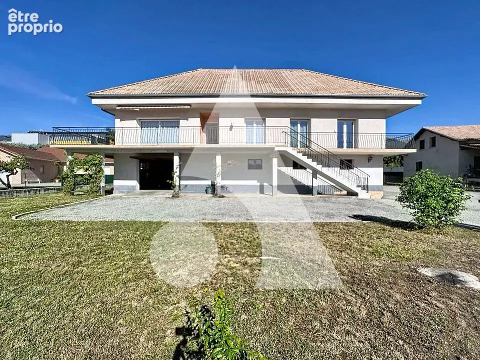 Maison familiale Type 7 de 151.25 m² avec grand rez-de-chaussée, terrain plat de 1 228 m² et vue montagnes ! - photo 2