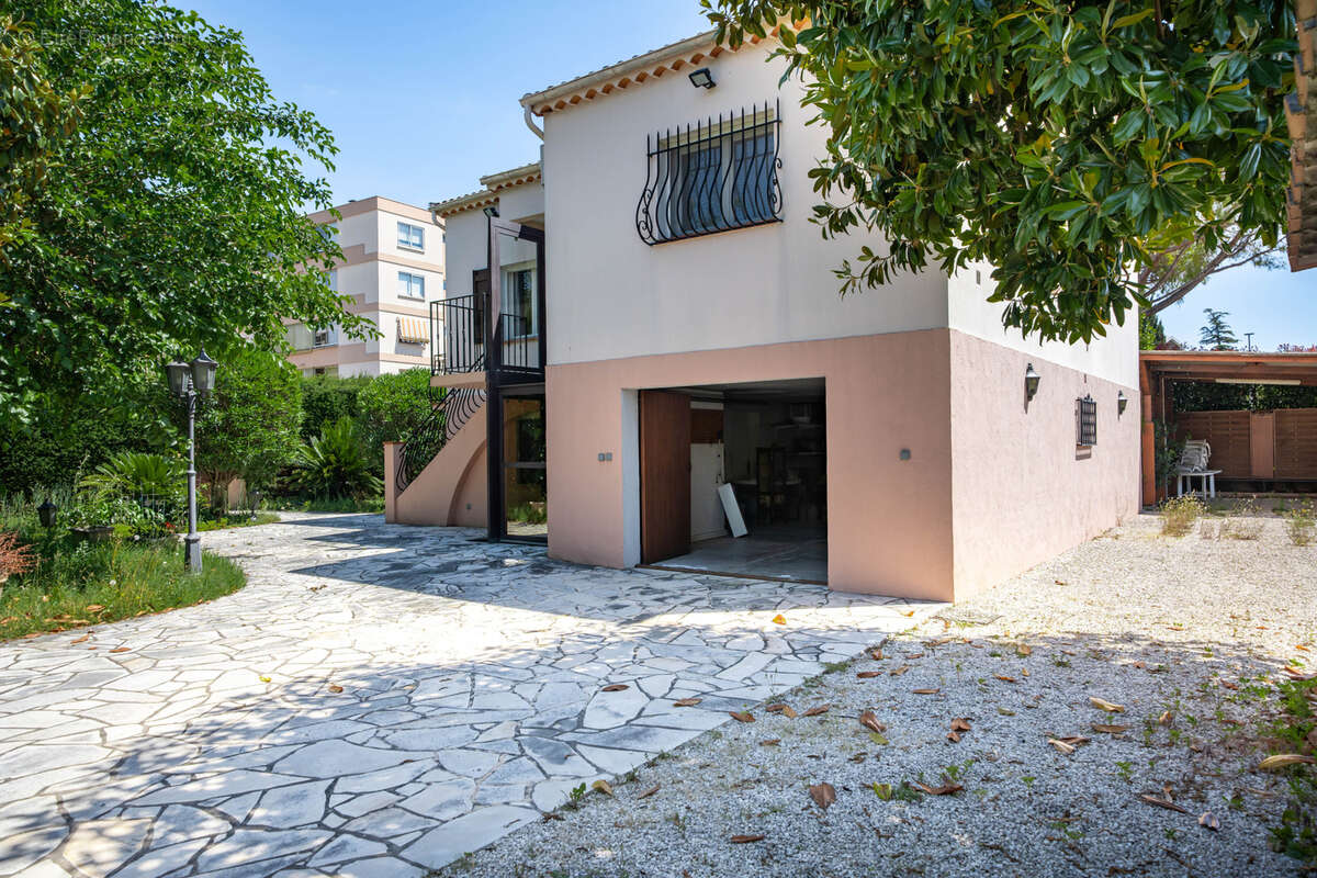 Rare à Mandelieu : maison 124 m2 avec studio, ascenseur et garage de 58 m2 - photo 4