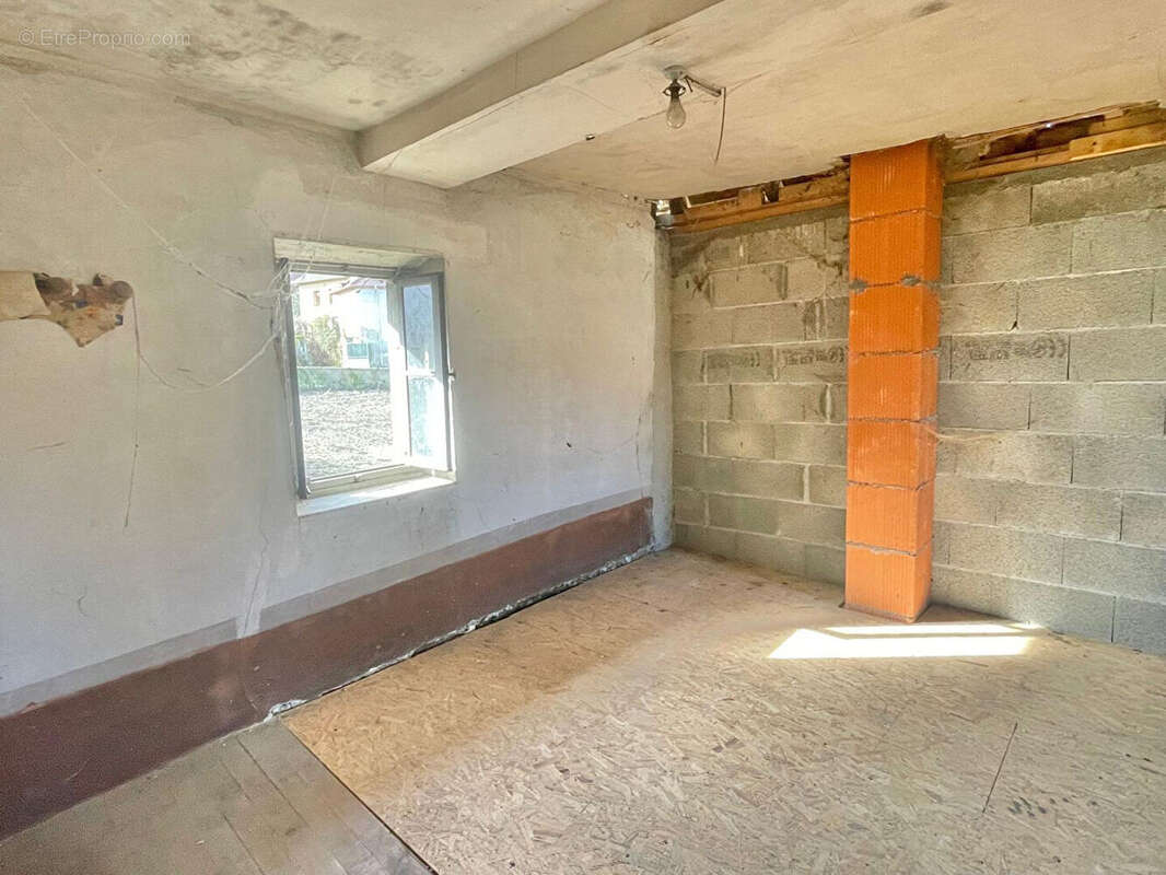 Maison de 90 m² à SAINT-CHEF (intérieur à rénover) - photo 12