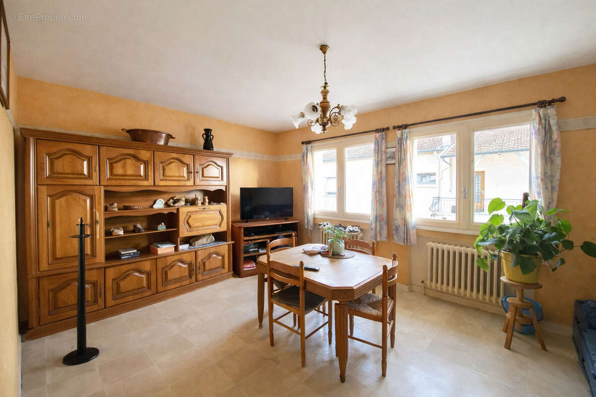 Appartement à SURY-LE-COMTAL