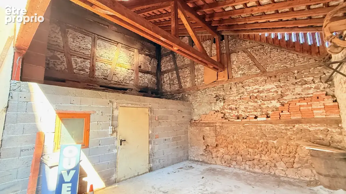 Maison de village à rénover avec cour, dépendance, garage et un beau potentiel au calme - photo 17
