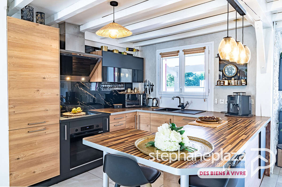 Maison de 150m², 4 chambres, garages et dépendances sur 979 m² de terrain avec piscine - photo 3