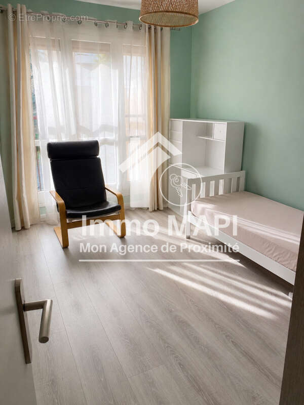 Beau T3 à la vente de 67m2 rénové avec balcon, parking et cave à Villecresnes - photo 5