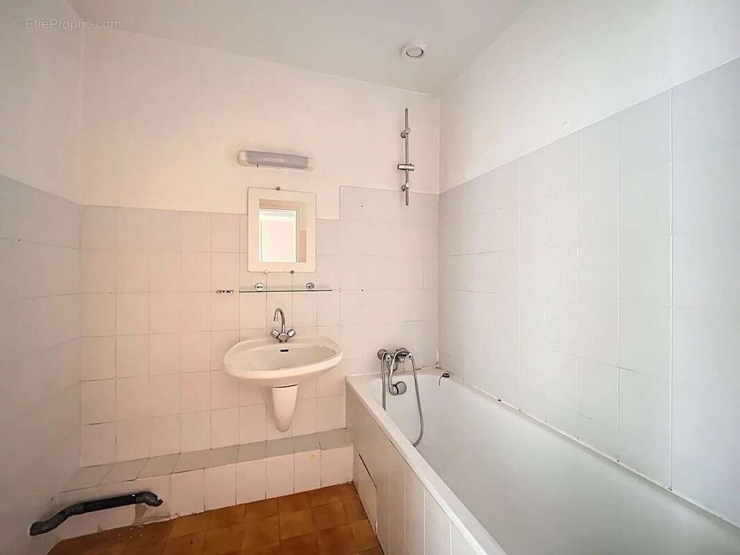 Grand F2 à rénover avec fort potentiel – Résidence ARINELLA (Lupino, Bastia) - photo 9