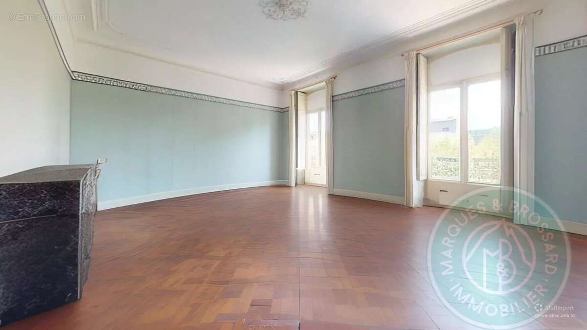 Pau centre  – appartement de 196 m² - parking privatif - photo 2