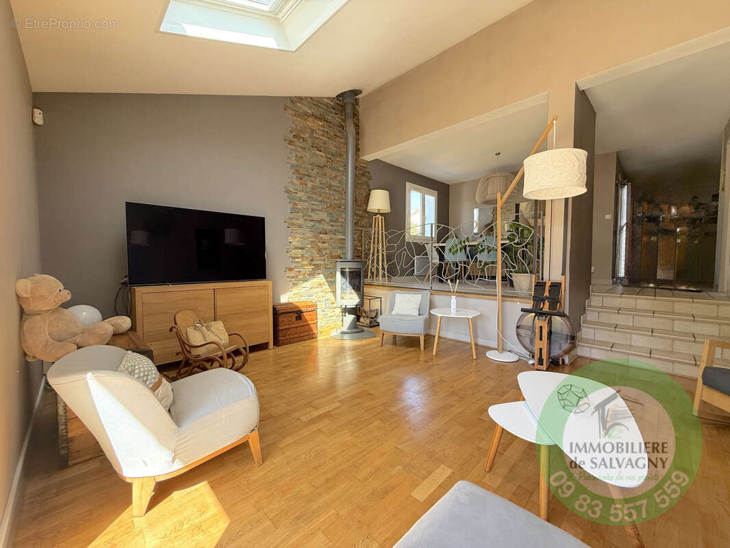 Maison à LA TOUR-DE-SALVAGNY
