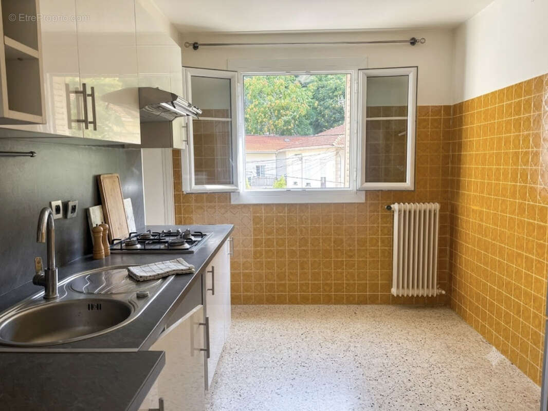 4 pièces, 2/3 chambres de 67,10m2 traversant avec double balcon, fort potentiel ! - photo 2