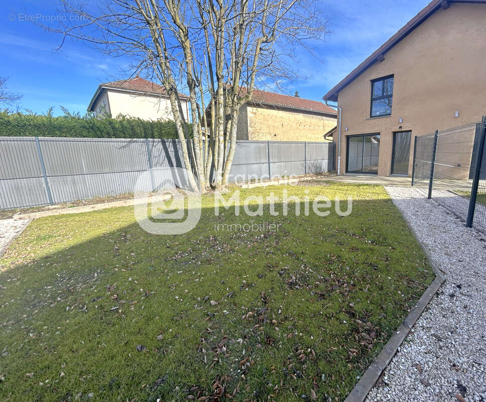 Condeissiat -  Maison T4 rénovée en 2025 avec jardin. - photo 5
