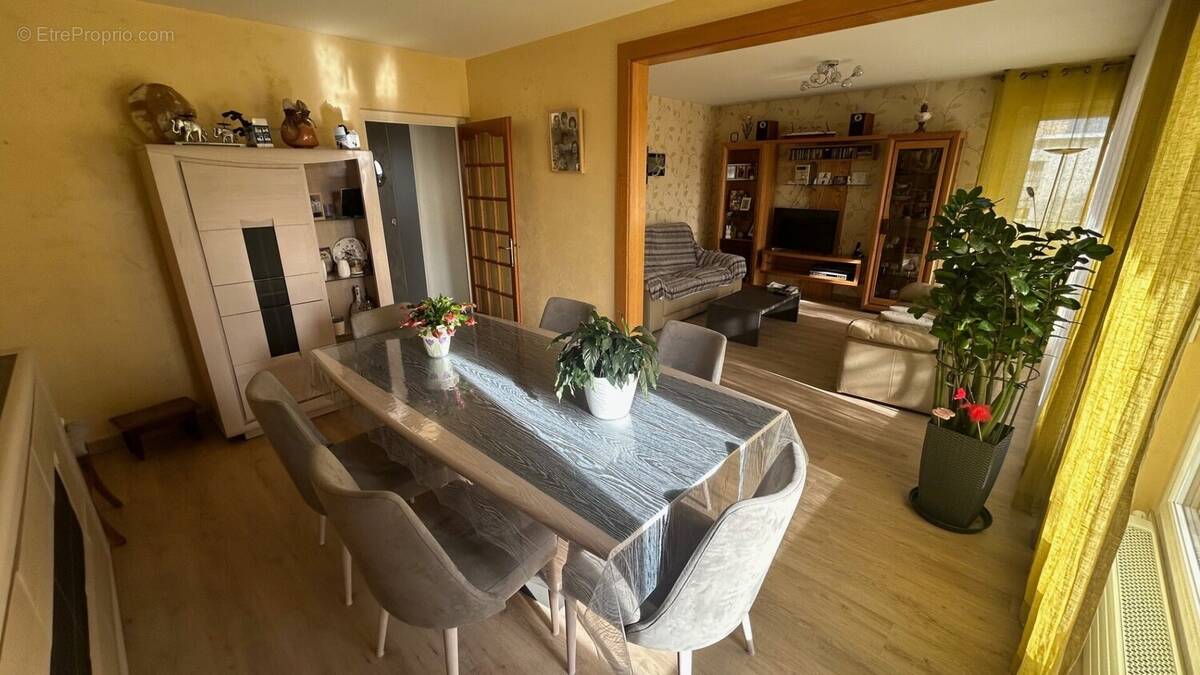 Appartement T4 transformé en T3 a vendre à Annemasse double séjour - Appartement à ANNEMASSE