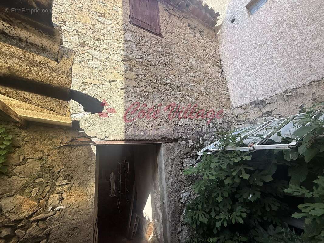 Gruissan - Remise elevée d'un etage + cours - photo 4