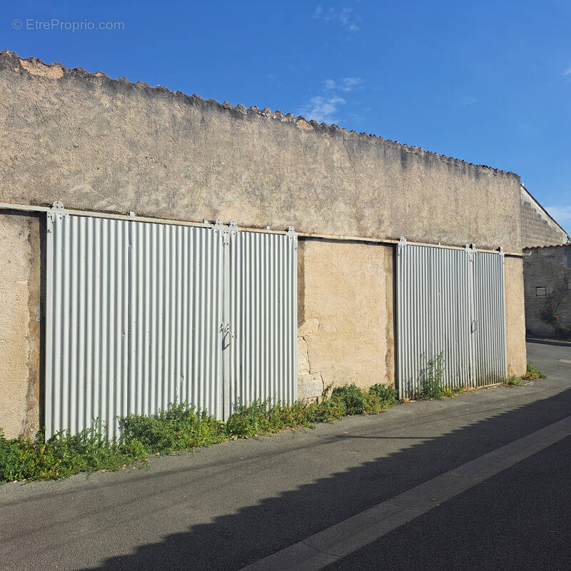 Parking à SURGERES