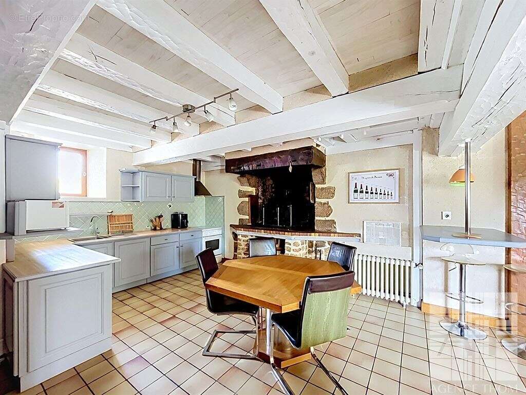 Propriété de charme en pierres avec dépendances et terrain en bordure de ruisseau - photo 3