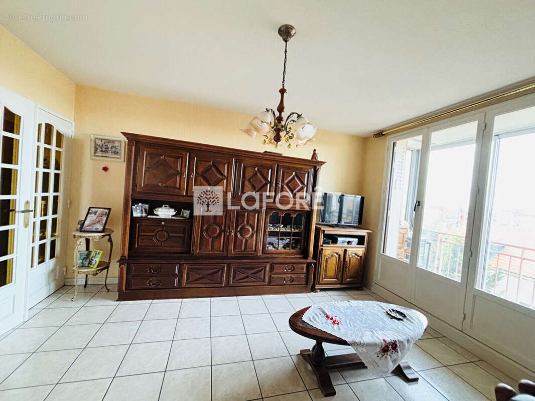 Appartement 3 pièces à vendre à Roanne, 58m² résidence sécurisée, proche commerces et transports. Idéal primo-accédant ou invest - photo 3