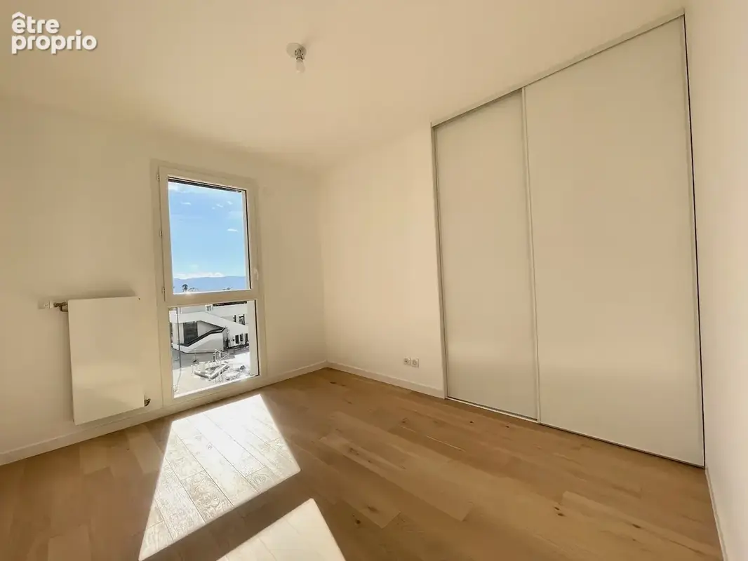 Appartement dernier étage avec trois chambres et deux terrasses - DEUX GARAGES - photo 9