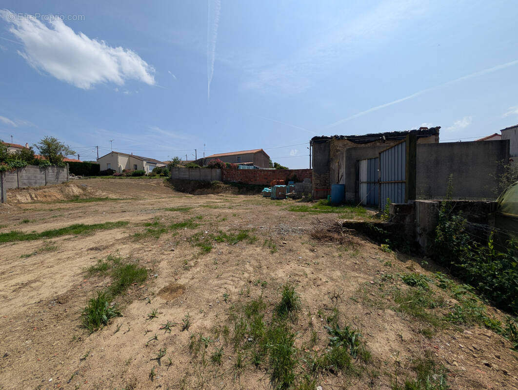 Terrain à LES HERBIERS