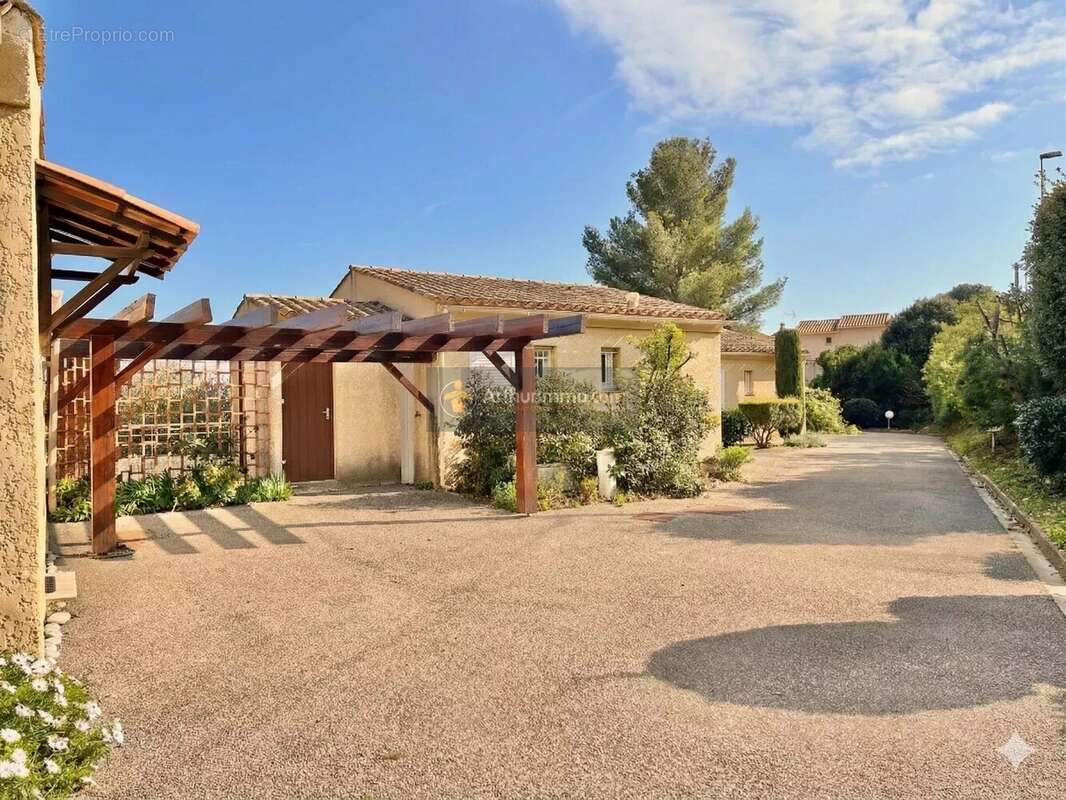 Maison à LES ISSAMBRES