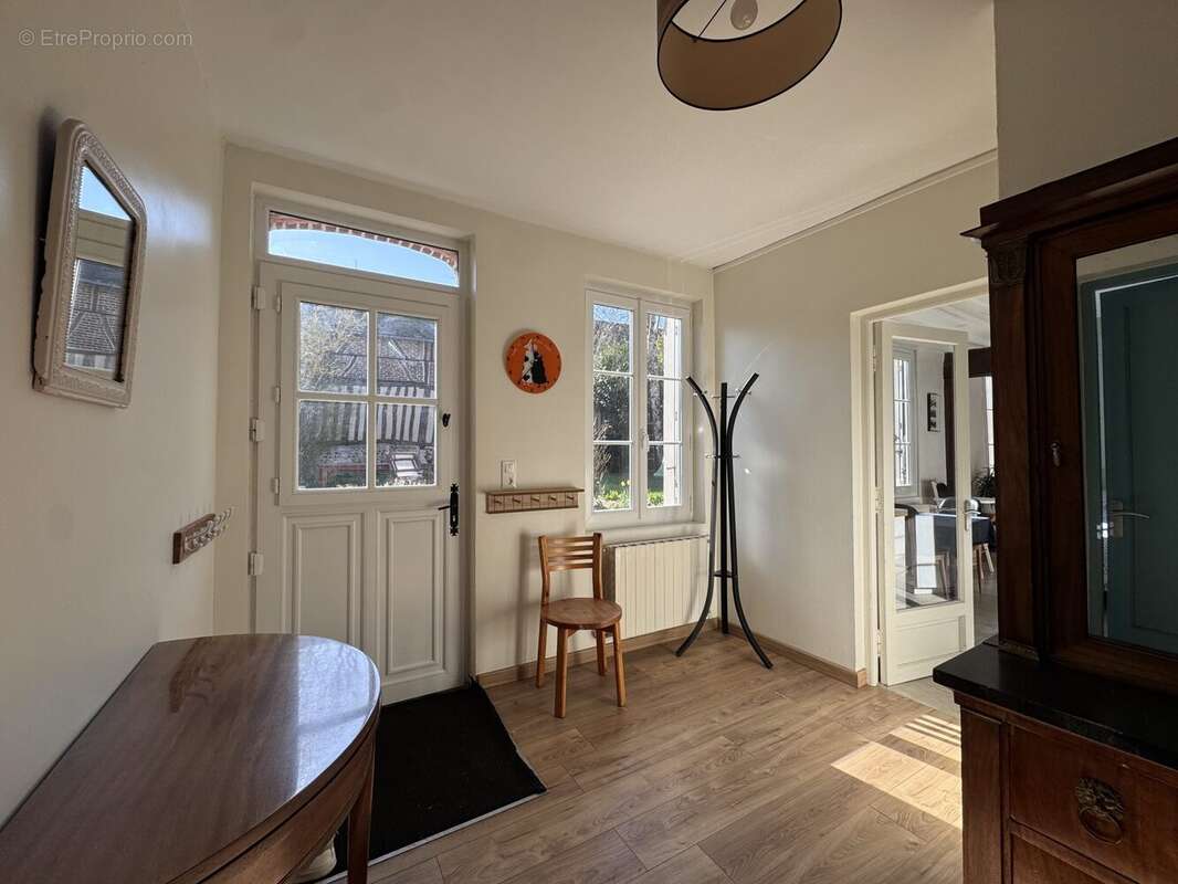 Entrée lumineuse d'une maison bourgeoise de caractère avec accès direct à une grande pièce de vie et cuisine ouverte. - Maison à CRASVILLE