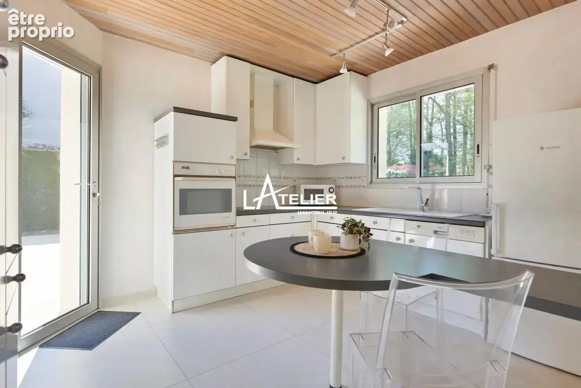 Quartier prisé, maison avec piscine, bon état avec potentiel - photo 9