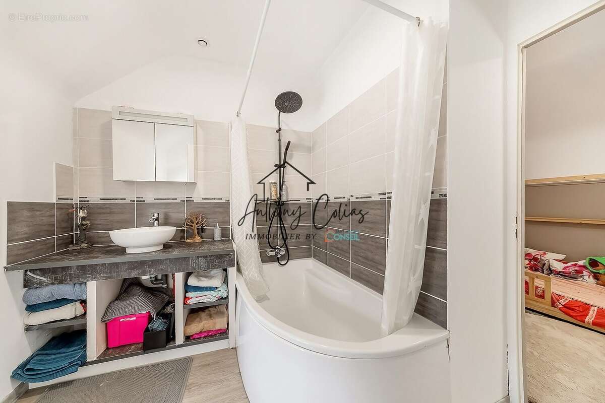Salle de bains commune chambre 3 et 4 - Maison à MOHON