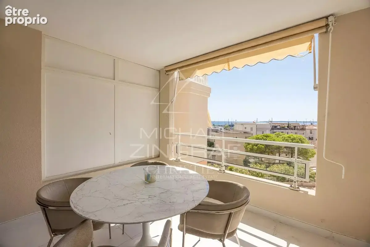 Exclusivité - Golfe-Juan – Appartement traversant rénové avec terrasse, piscine et parking - photo 7