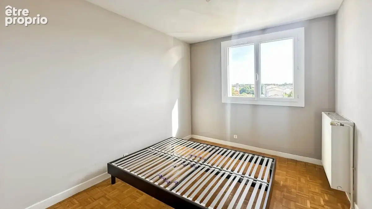 Valence - T4 de 75 m² - balcon - cave - cellier - place de parking privative - photo 8