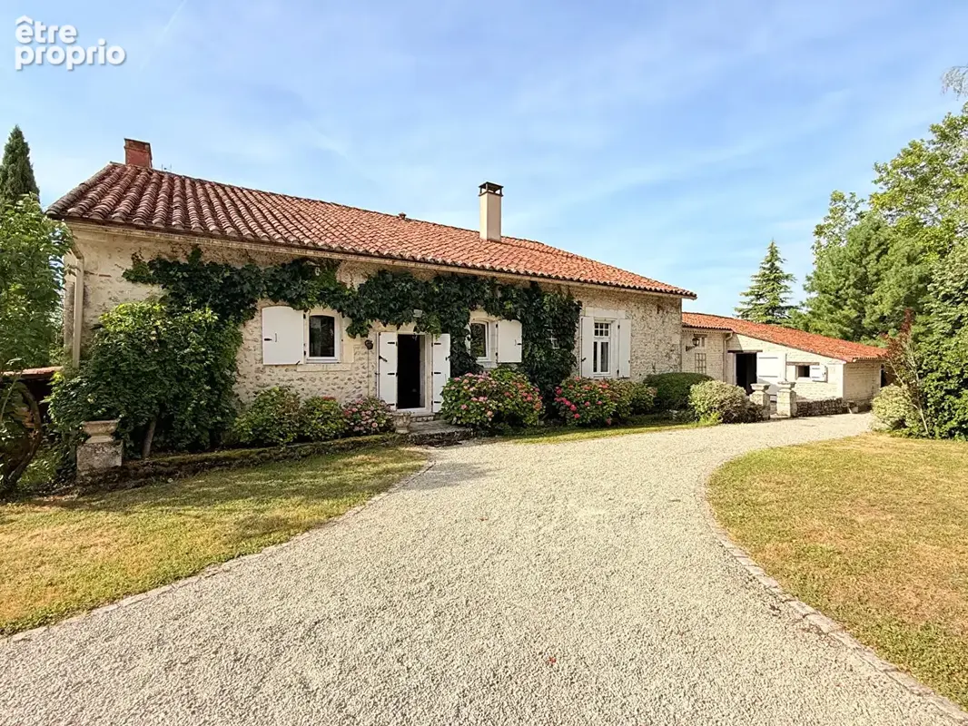 Maison à MONTMOREAU-SAINT-CYBARD