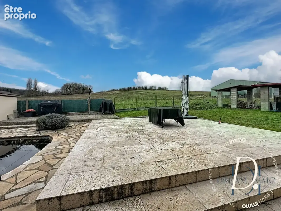 Terrasse avec vue campagne. Bassin condamné en août 2026.