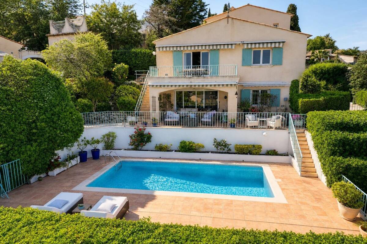 Maison à MANDELIEU-LA-NAPOULE