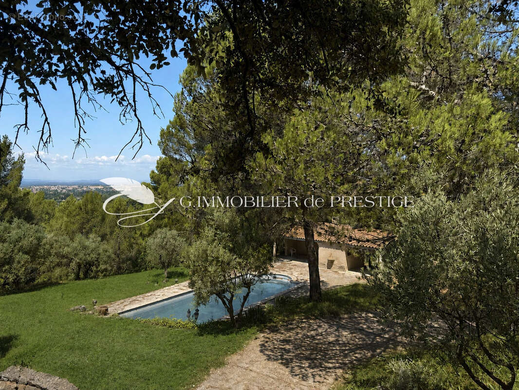 Une villa avec vue panoramique et piscine dans une pinède - photo 2