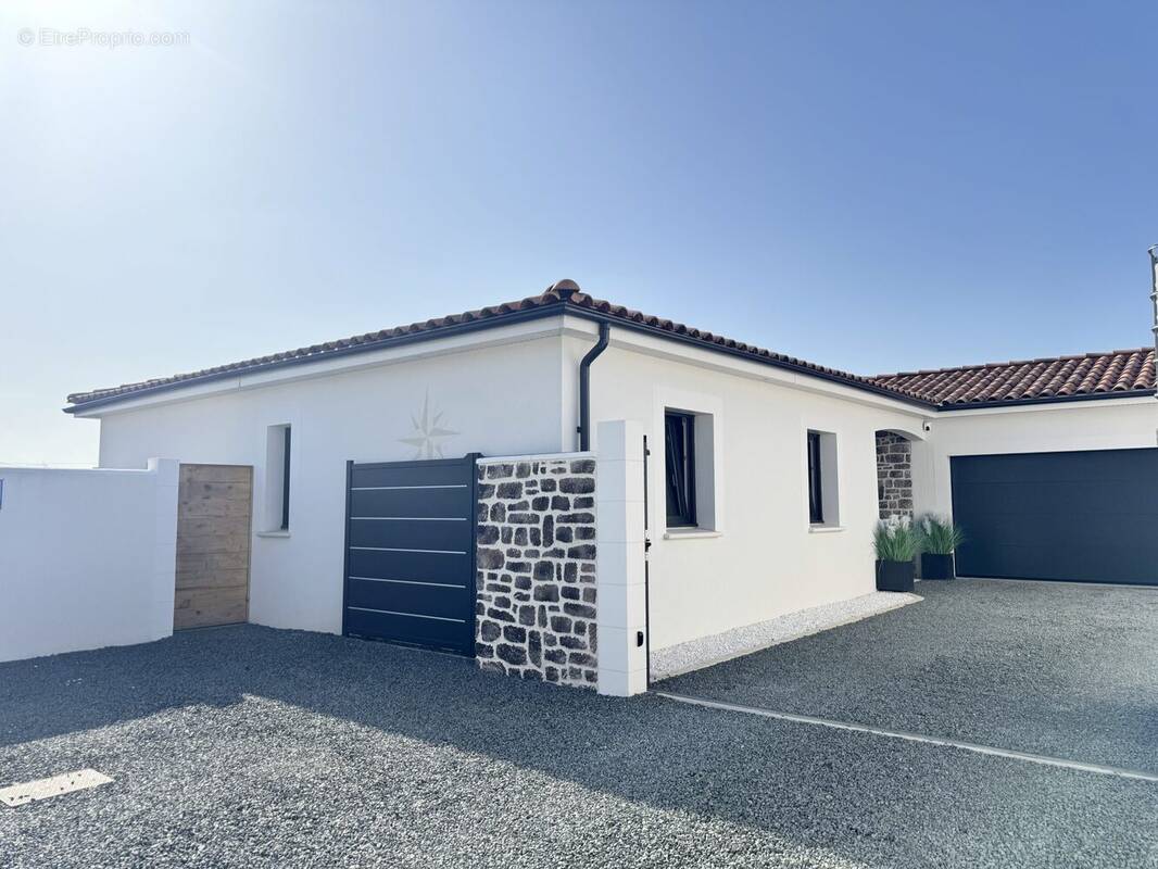 Maison à LE CHAY