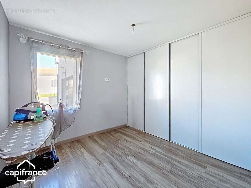 Maison de plain-pied 121 m² – 3 chambres – 3 garages (87m²) – terrain clos 1 454 m² – Boussais (79) proche Airvault - photo 9