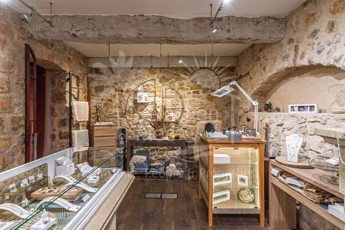 Commerce à VALBONNE