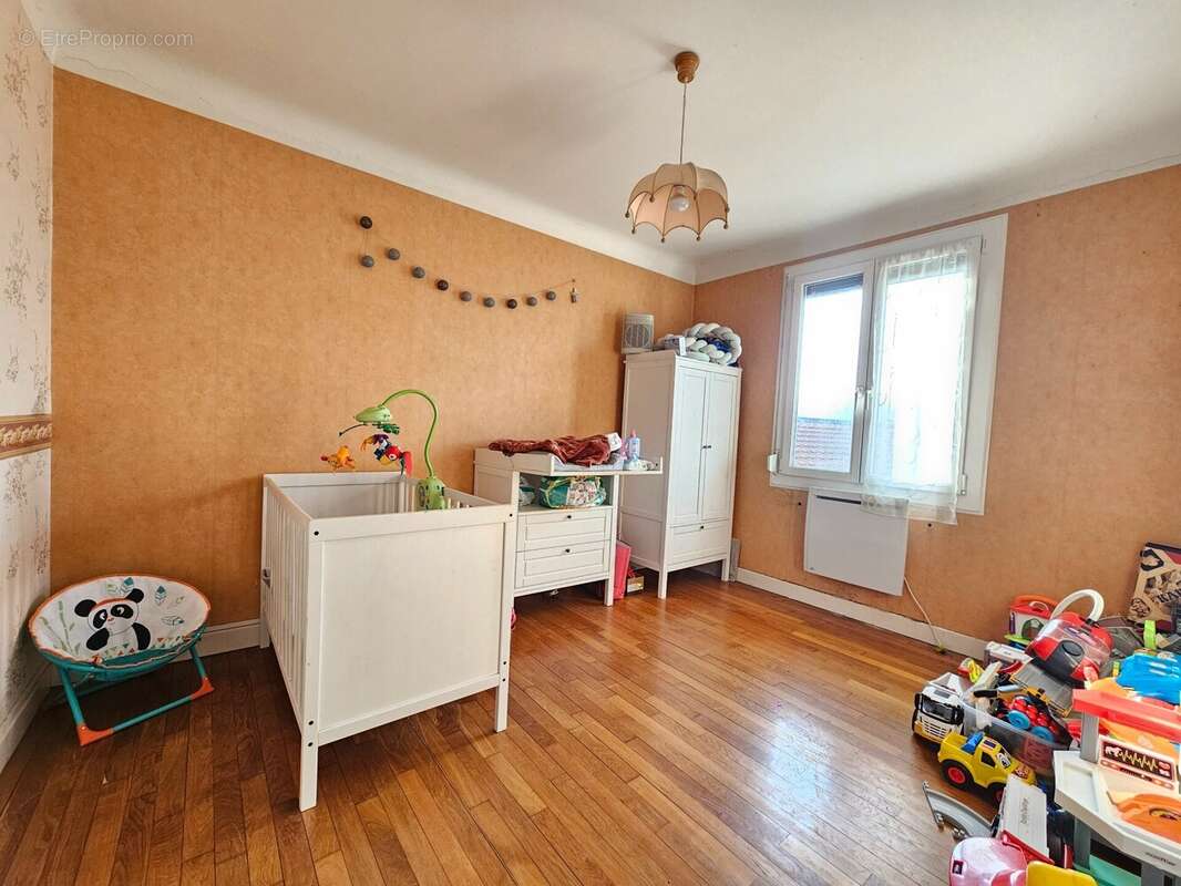 CHAMBRE 2 - Maison à OUROUX-SUR-SAONE