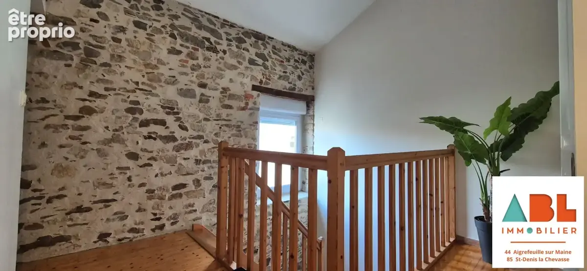 Maison de caractère  98 m² - 3 chambres - Centre de Saint-Denis-la-Chevasse - photo 5