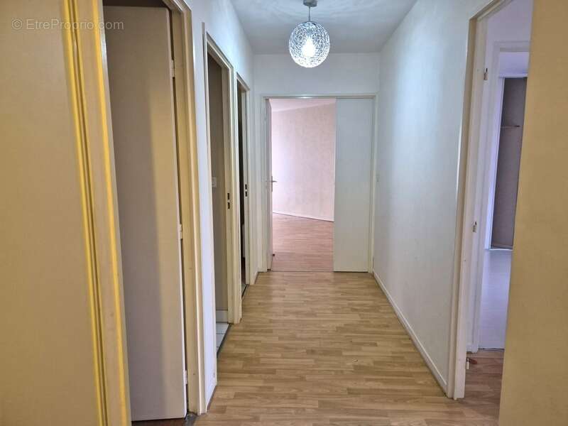 Appartement T3, cave et une place parking - photo 2