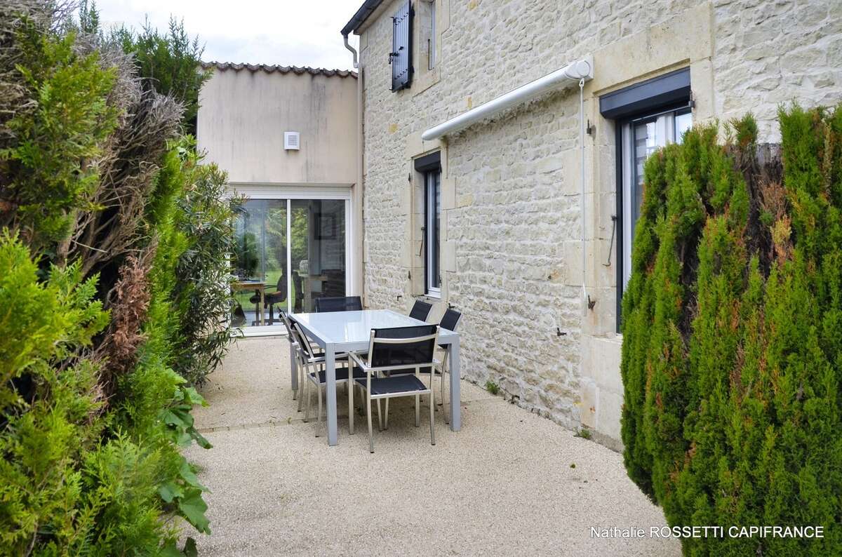 Maison à vendre 6 pièces LA GREVE SUR MIGNON (17)Maison de charme avec jardin paysagé et dépendance – 133 m² habitables sur 947  - photo 9
