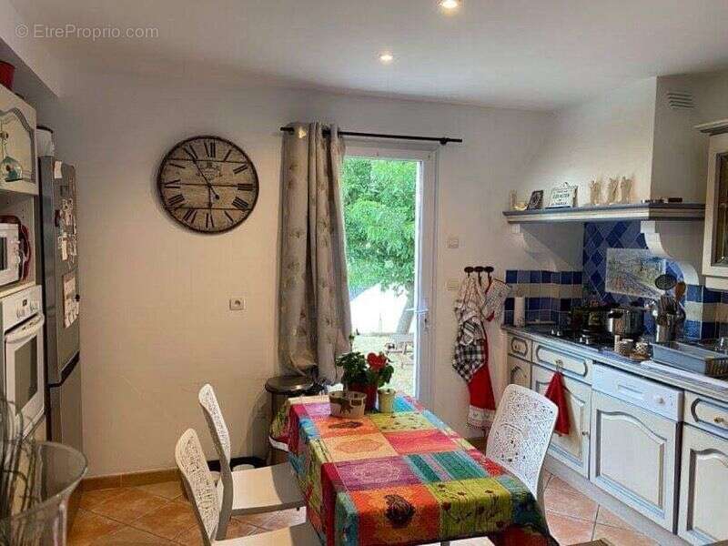 Maison 141 m² à Regusse  - photo 9