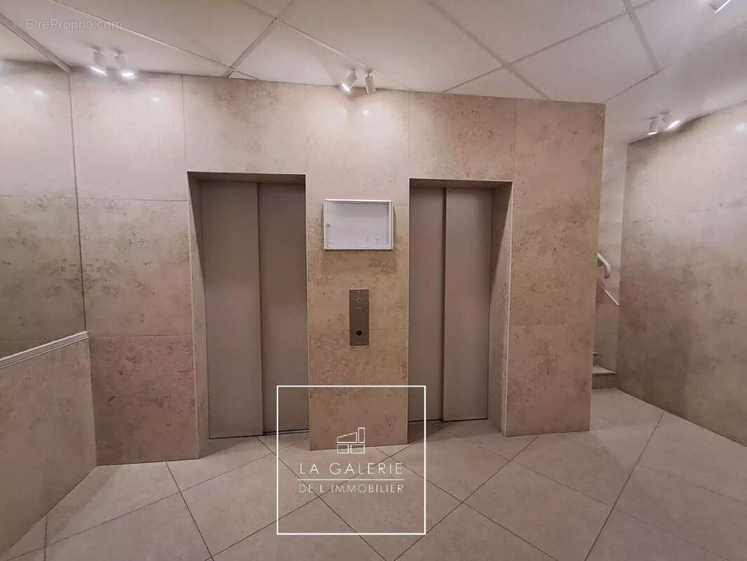 Parking à PARIS-16E