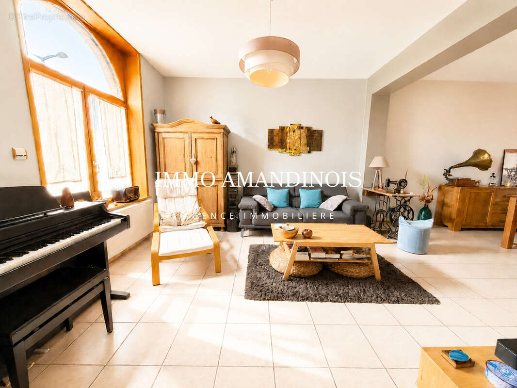 Maison de ville à Saint-Amand-les-Eaux, bâtie sur 952 m2. - photo 3