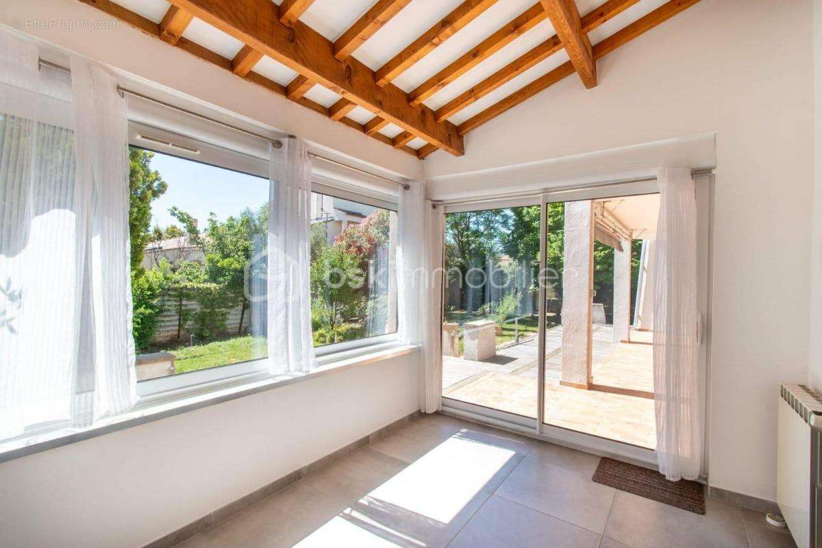 Villa d’architecte – Vue Étang de Thau – 310 m² + logement indépendant – Terrain 1 000 m² - photo 4