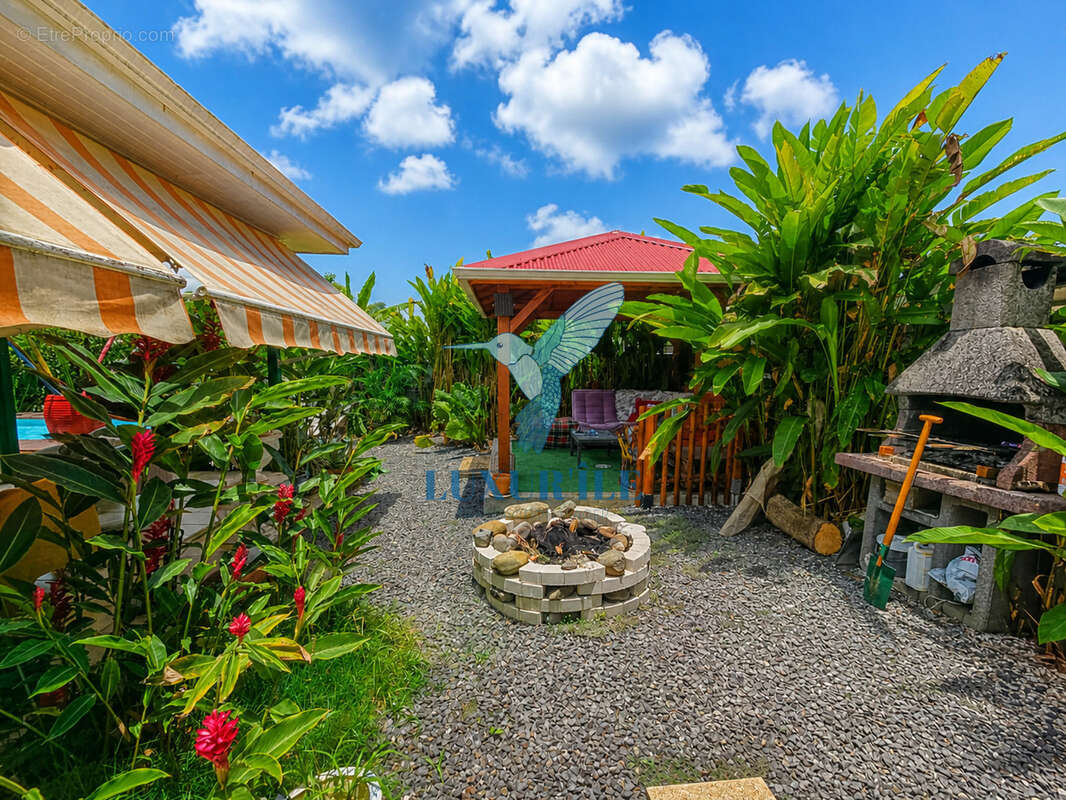 Baie-Mahault   Secteur recherché de La Jaille  Superbe villa T4 avec piscine et jardin - photo 2