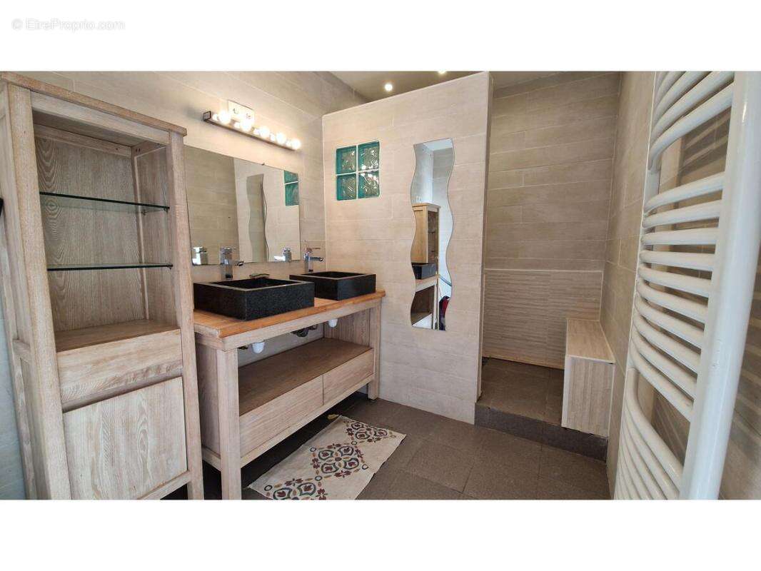 Appartement à FLEURINES