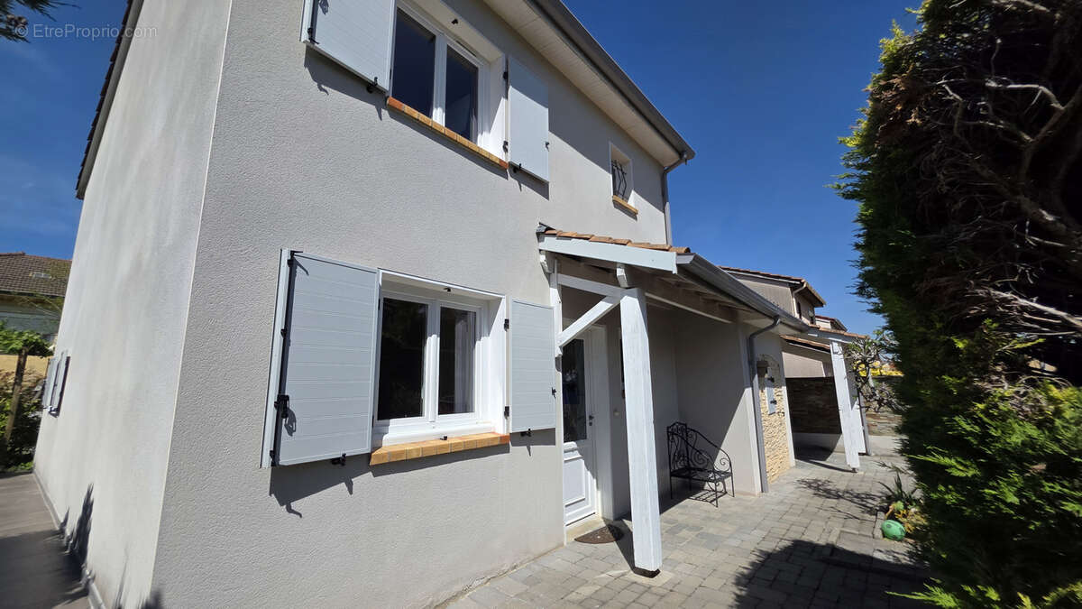 Maison à SAINT-PIERRE-DE-CHANDIEU