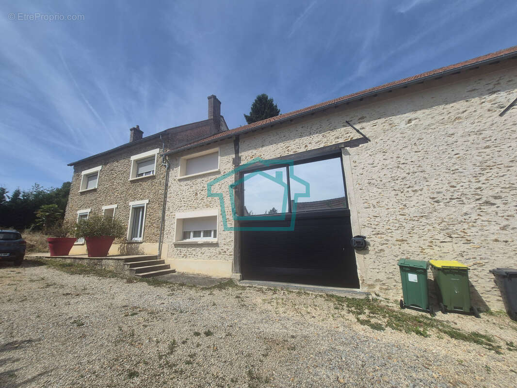 GROSROUVRE   Maison en pierre de caractère de 168 m2 avec grange de 100 m2, studio indépendant et fort potenti - photo 2