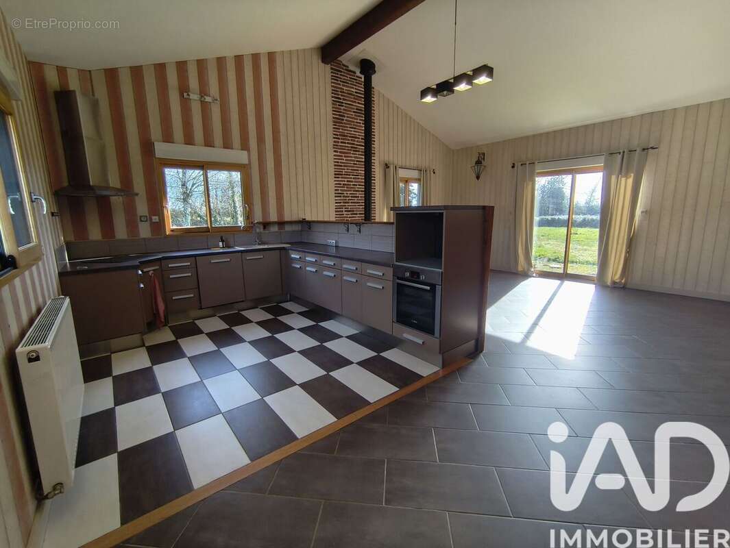Photo 3 - Maison à LUSIGNAN
