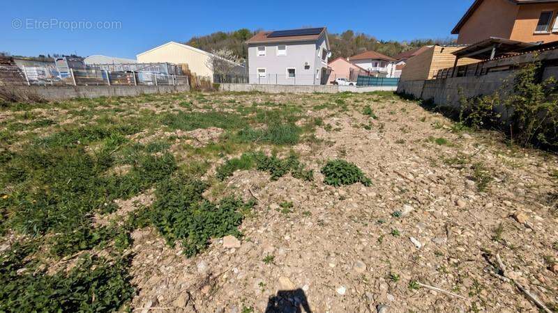 Terrain à SAINT-CLAIR-DE-LA-TOUR